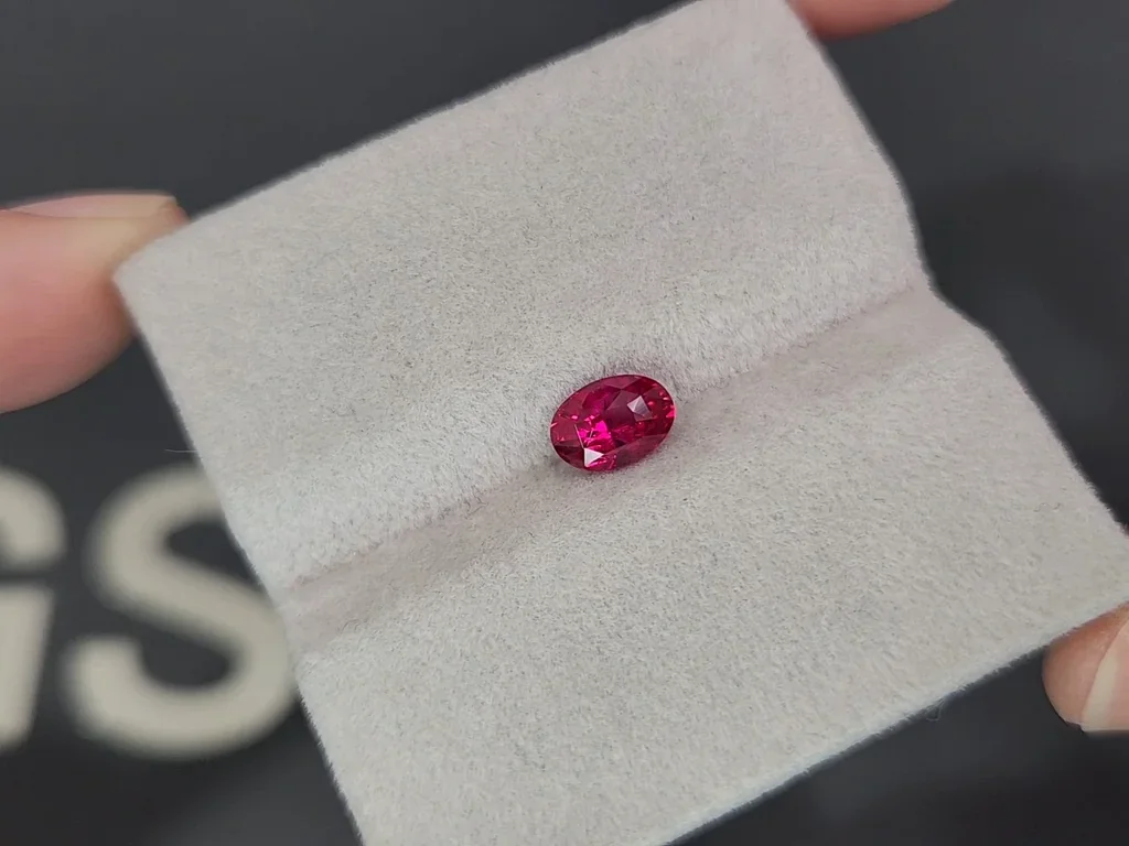 Unbeheizter intensiv roter rubin im ovalschliff 1,08 karats, Mosambik  Image №4