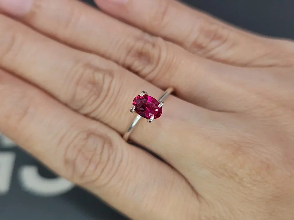 Unbeheizter intensiv roter rubin im ovalschliff 1,08 karats, Mosambik  Image №5