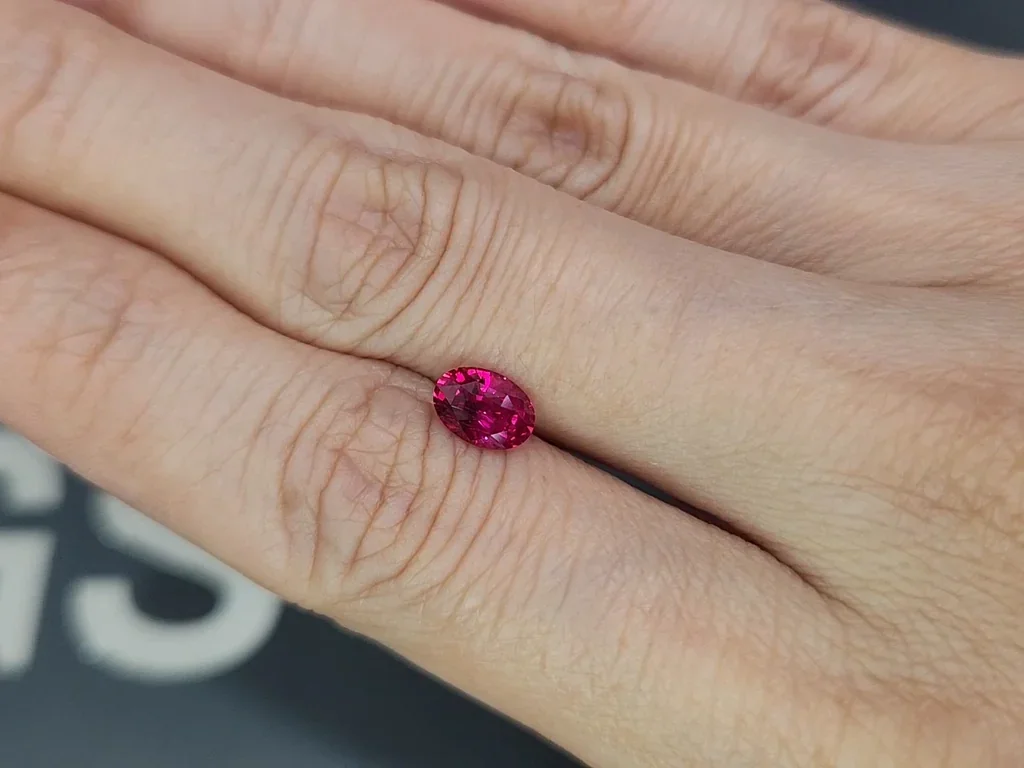 Unbeheizter intensiv roter rubin im ovalschliff 1,08 karats, Mosambik  Image №2