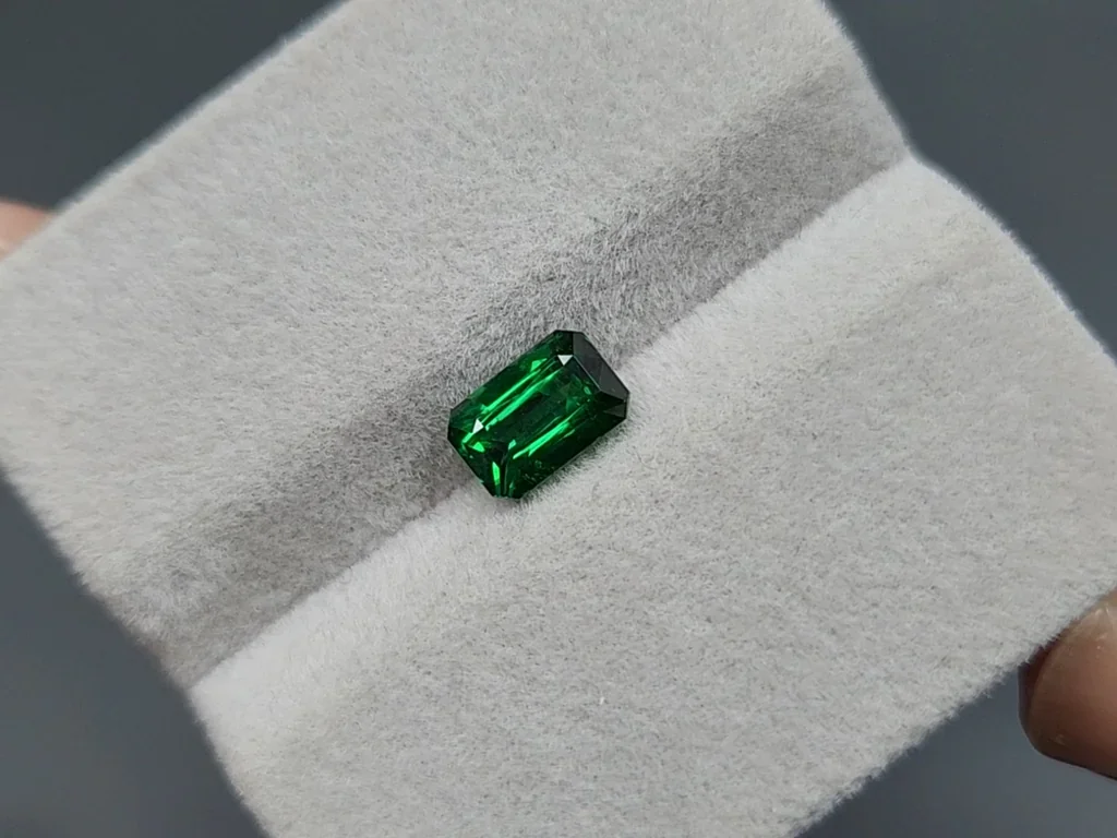 Leuchtend grüner tsavorit granat im achteckschliff 1,55 carats, Tansania  Image №4