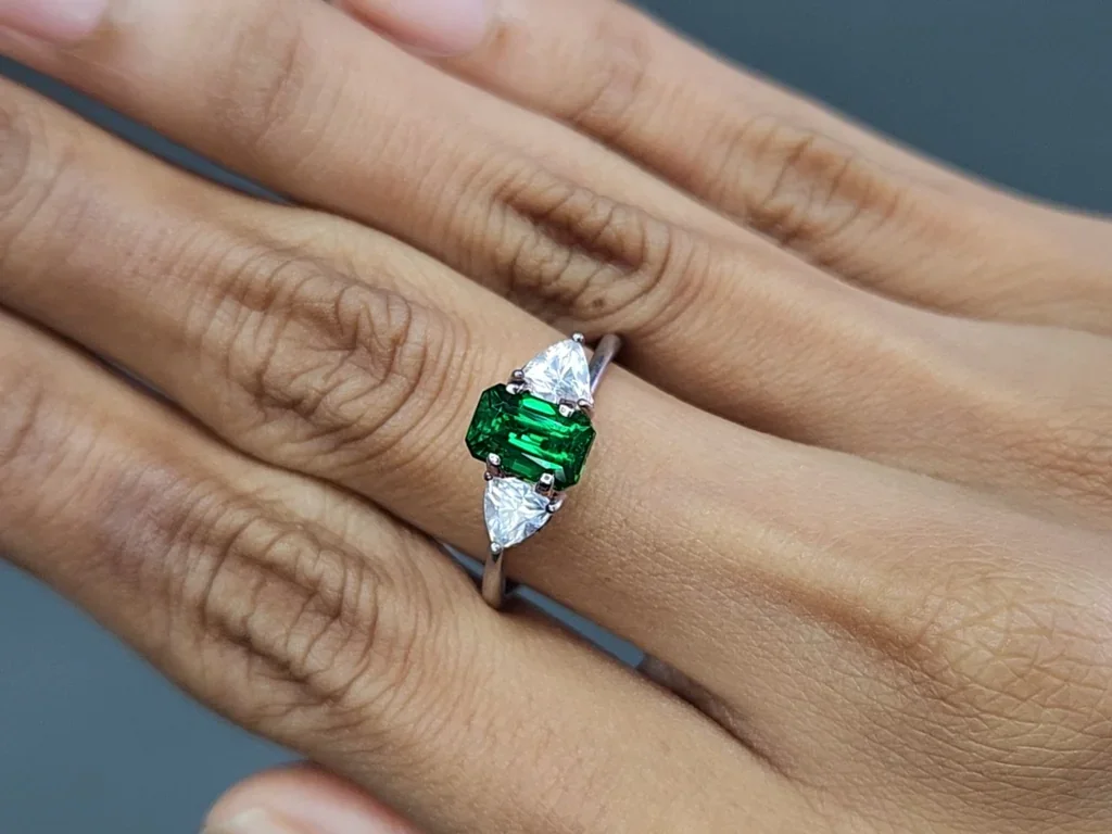 Leuchtend grüner tsavorit granat im achteckschliff 1,55 carats, Tansania  Image №5