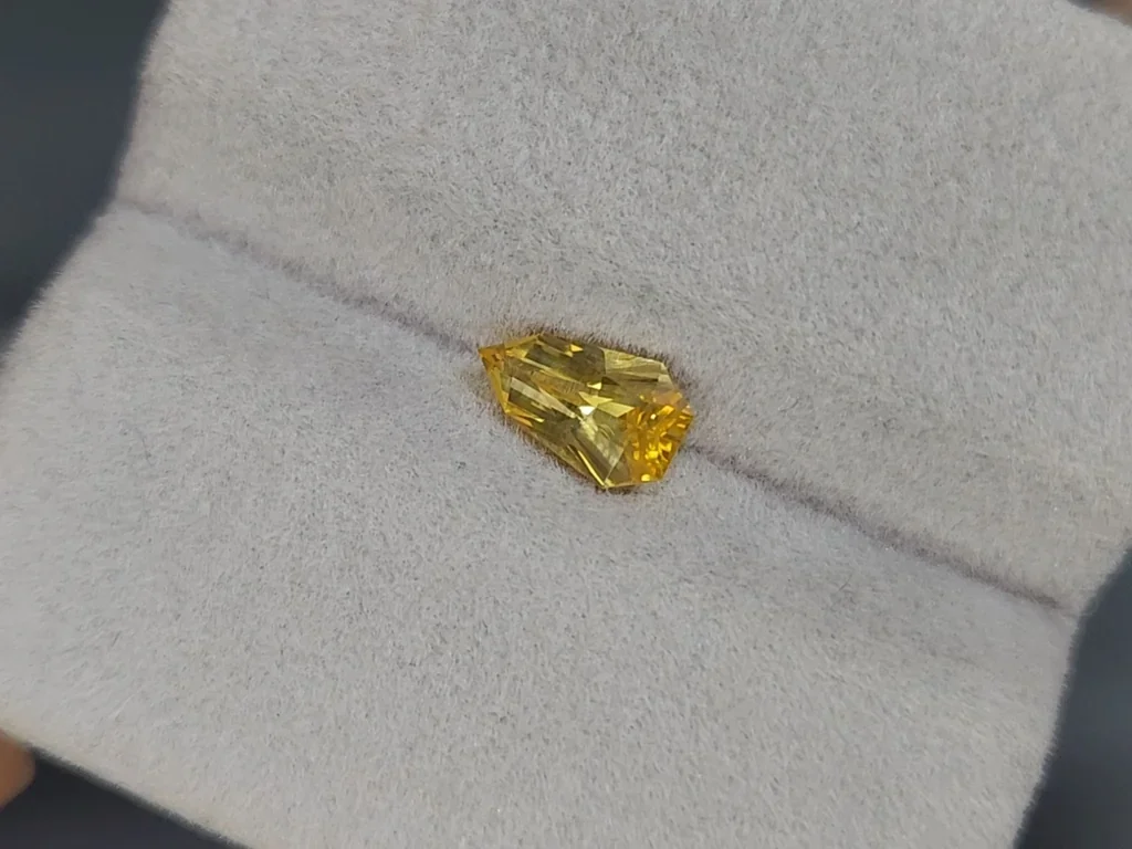Saphir jaune intense taille fantaisie 1,01 carats, Sri Lanka  Image №3