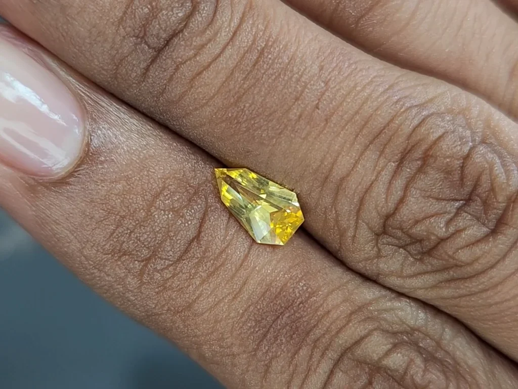 Saphir jaune intense taille fantaisie 1,01 carats, Sri Lanka  Image №4
