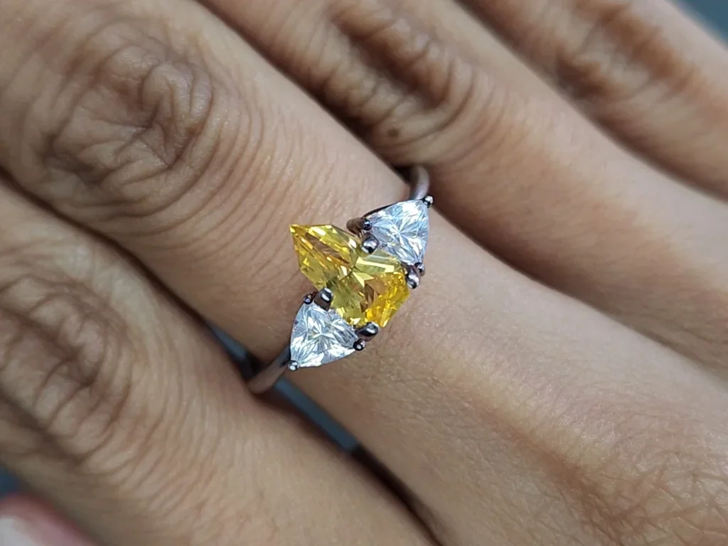 Saphir jaune intense taille fantaisie 1,01 carats, Sri Lanka  Image №5