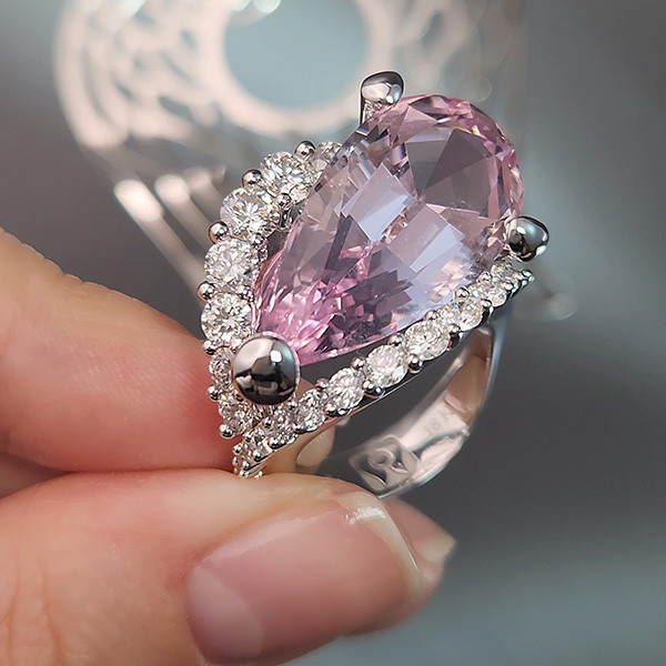 Bague en or blanc 18 carats sertie de diamants et ornée d'une morganite du Mozambique de 14,86 carats. Image №2