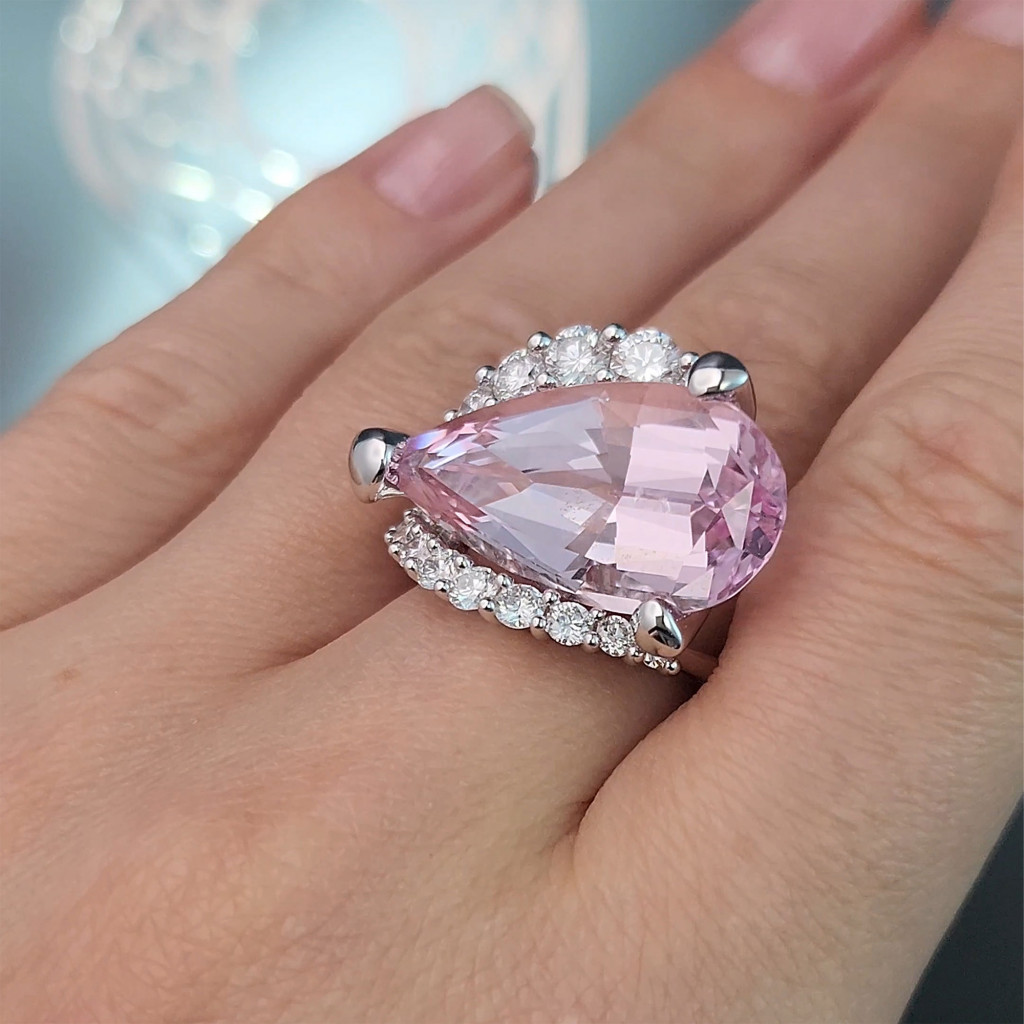 Bague en or blanc 18 carats sertie de diamants et ornée d'une morganite du Mozambique de 14,86 carats. Image №3