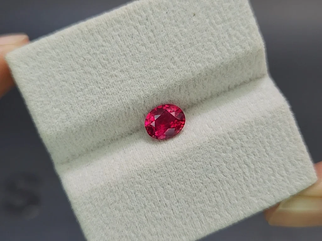 Rubis non chauffé Intense Red taille ovale 1,18 carat, Mozambique Image №4