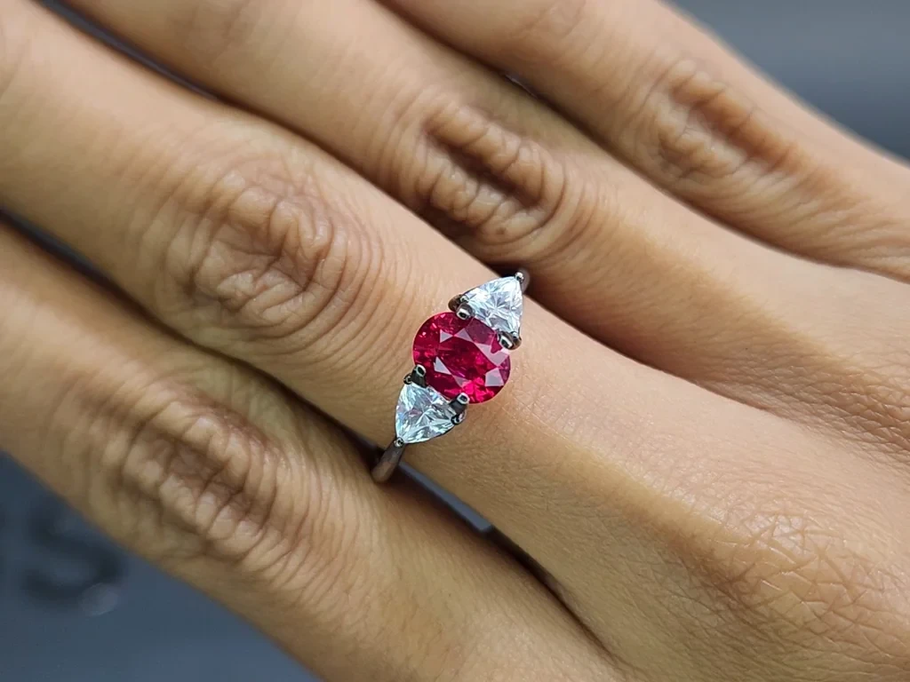 Rubis non chauffé Intense Red taille ovale 1,18 carat, Mozambique Image №5