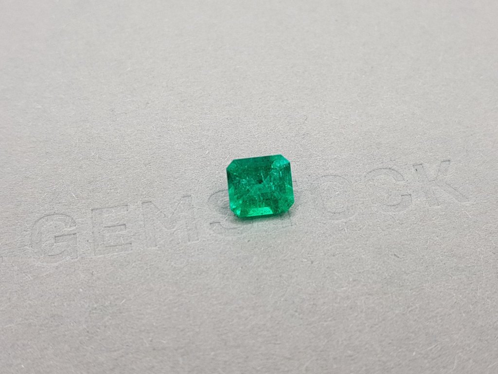 Intense Colombian emerald 1.56 ct, Vivid Green Image №2