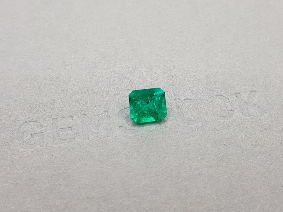 Intense Colombian emerald 1.56 ct, Vivid Green Image №2