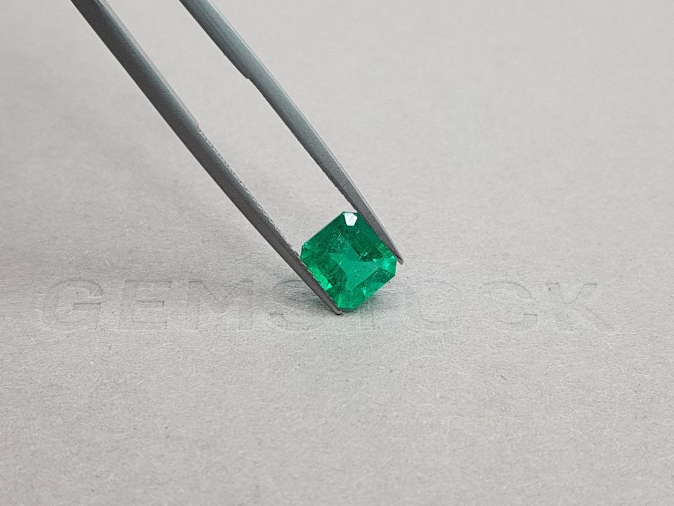 Intense Colombian emerald 1.56 ct, Vivid Green Image №4