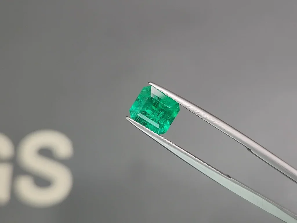 Intense Colombian emerald 1.56 ct, Vivid Green Image №3