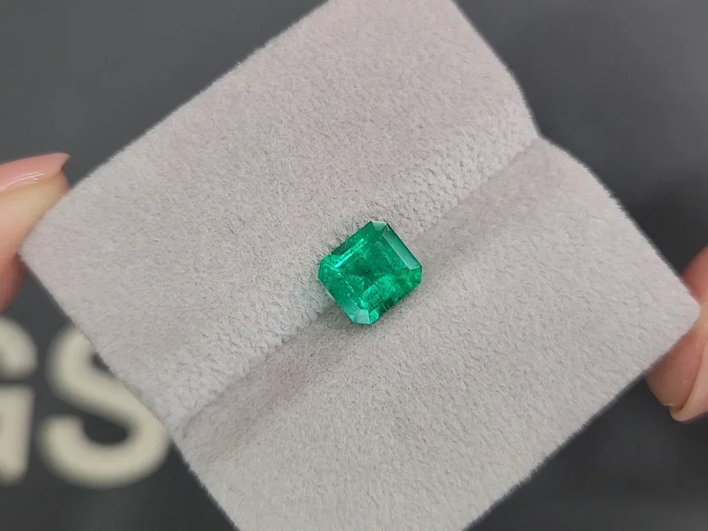 Intense Colombian emerald 1.56 ct, Vivid Green Image №4