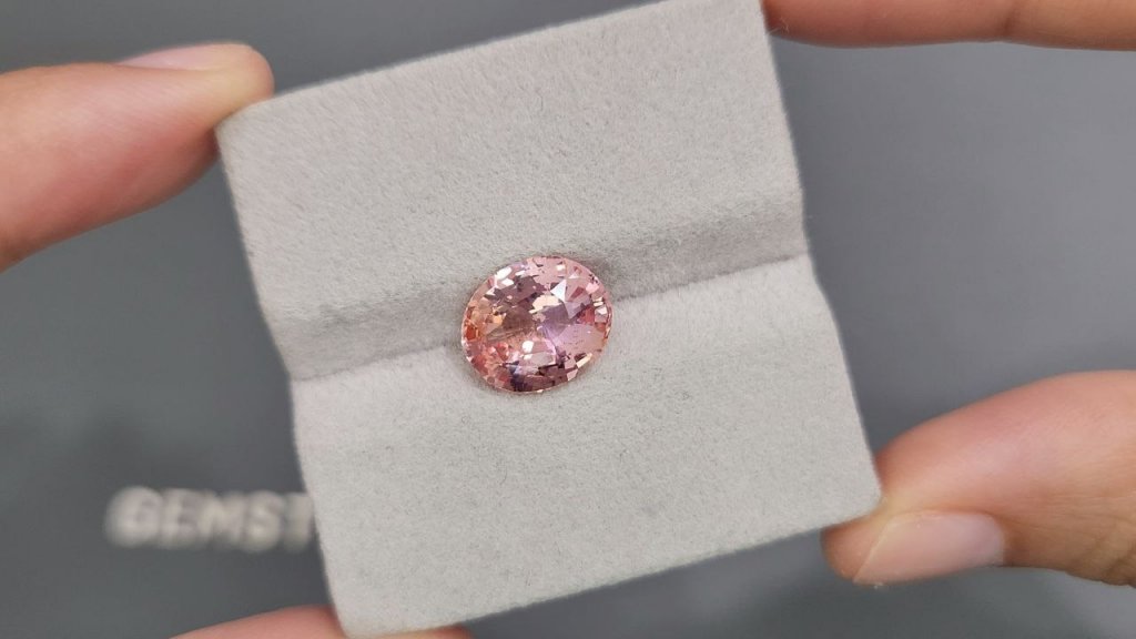 Unheated padparadscha sapphire from Sri Lanka in oval cut 4.63 carats Image №4