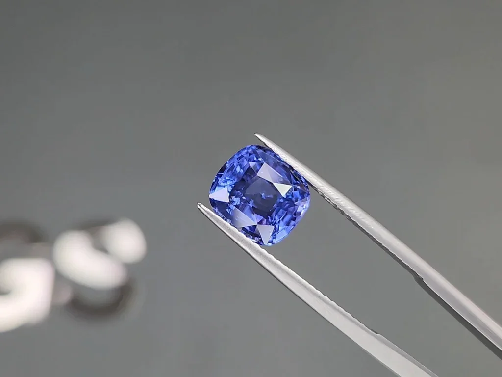 Saphir bleu bleuet taille coussin 4,00 carats, Madagascar Image №3