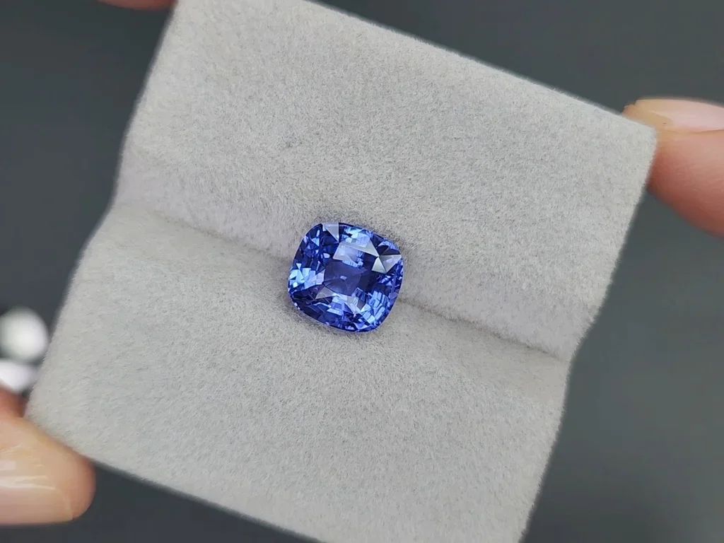 Saphir bleu bleuet taille coussin 4,00 carats, Madagascar Image №4