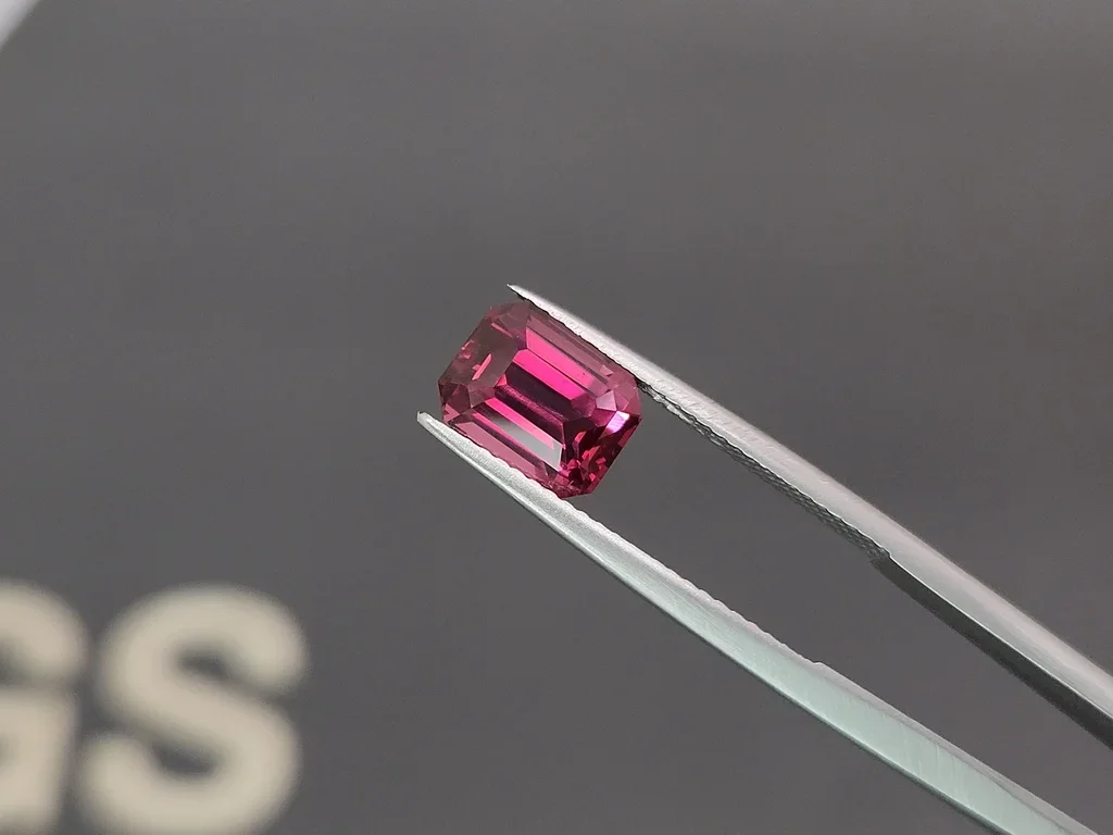 Espinela rosa intenso de talla octogonal de 3,07 ct, Tanzania Image №3