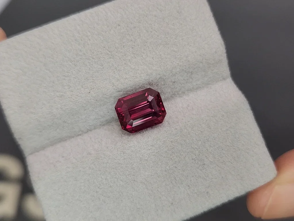 Espinela rosa intenso de talla octogonal de 3,07 ct, Tanzania Image №4