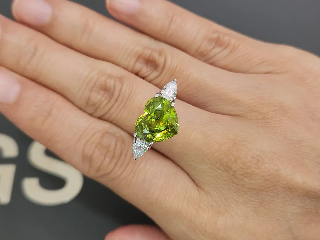 Gelbgrüner sphen im herzschliff 7,04 carats, Madagaskar Image №5