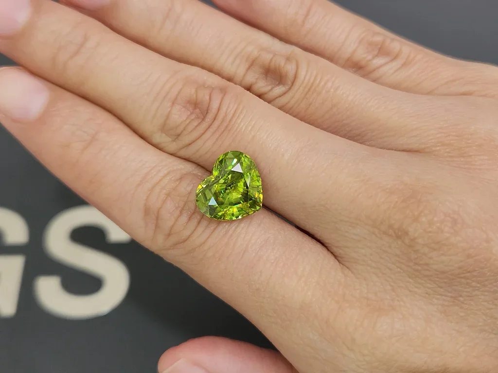 Gelbgrüner sphen im herzschliff 7,04 carats, Madagaskar Image №2
