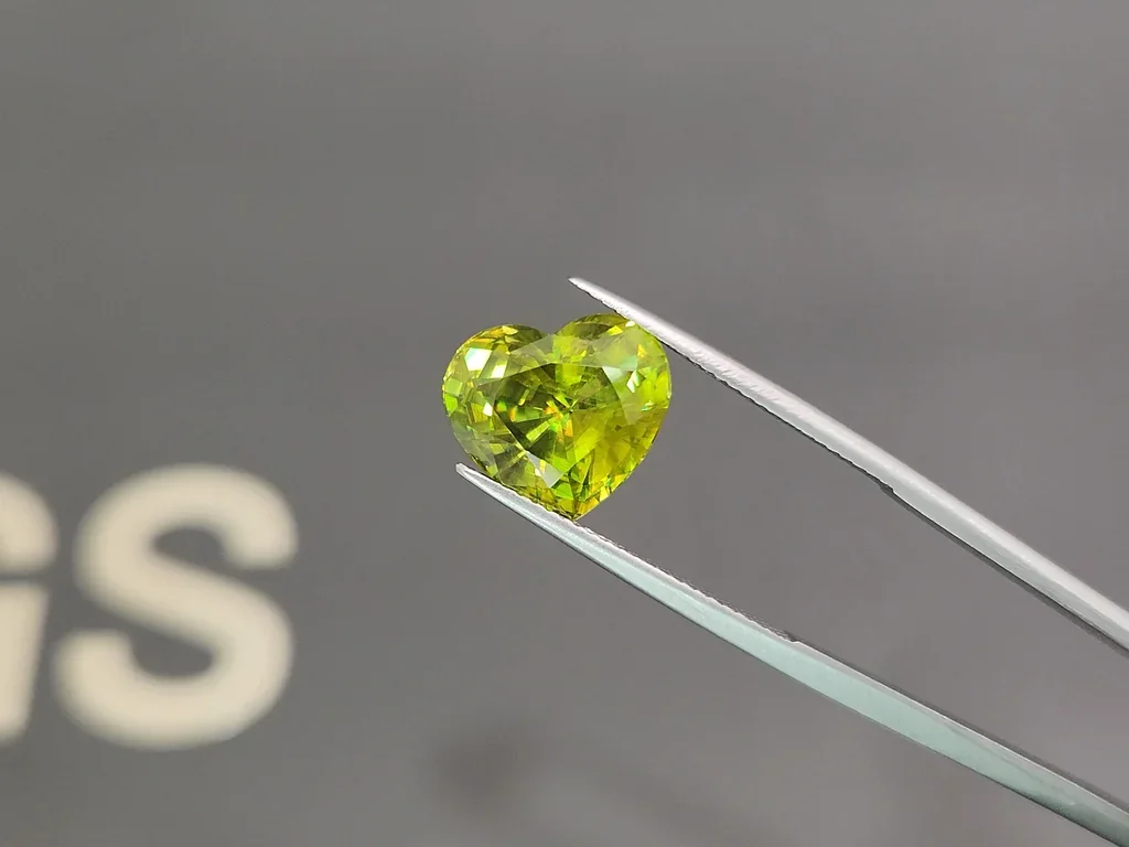 Gelbgrüner sphen im herzschliff 7,04 carats, Madagaskar Image №3