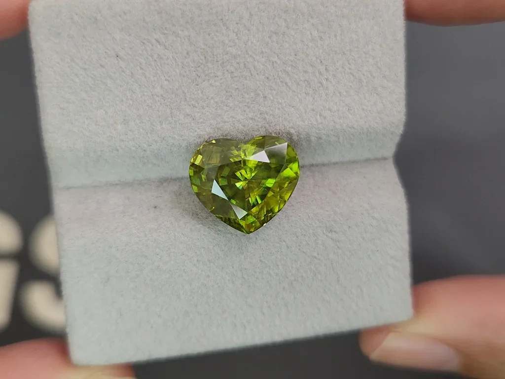 Gelbgrüner sphen im herzschliff 7,04 carats, Madagaskar Image №4
