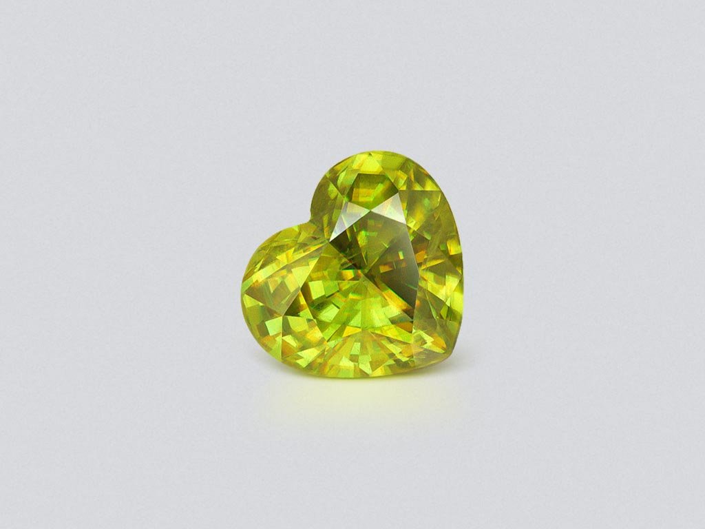 Gelbgrüner sphen im herzschliff 7,04 carats, Madagaskar Image №1