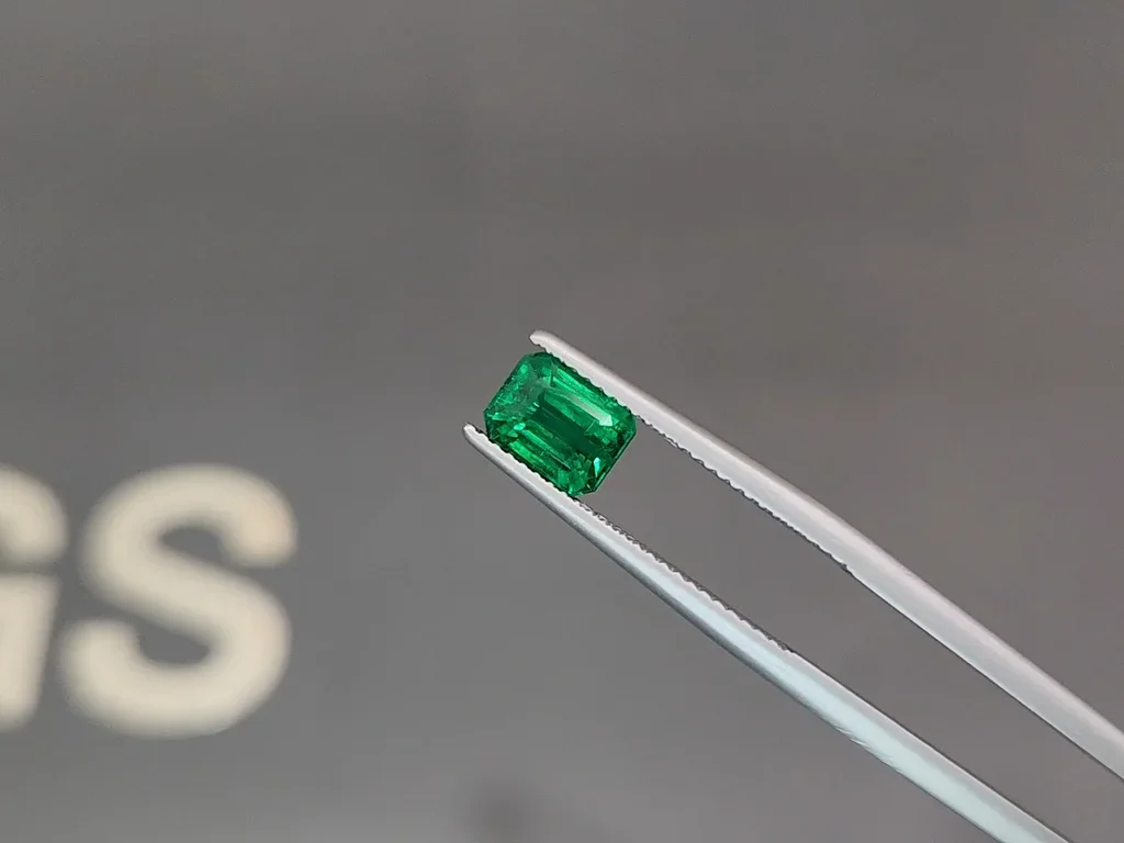 Émeraude taille octogonale vert vif 1,88 carat, Pakistan Image №3