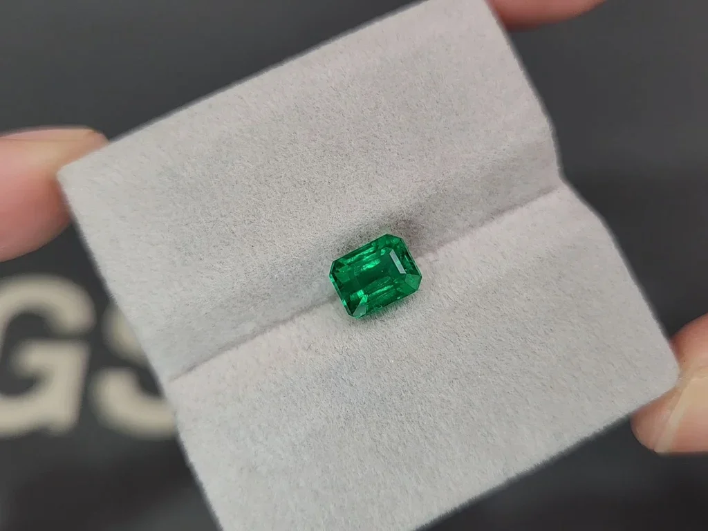 Émeraude taille octogonale vert vif 1,88 carat, Pakistan Image №4