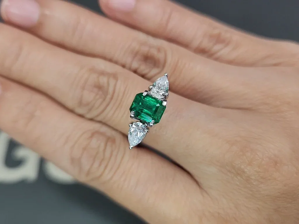 Émeraude taille octogonale vert vif 1,88 carat, Pakistan Image №5