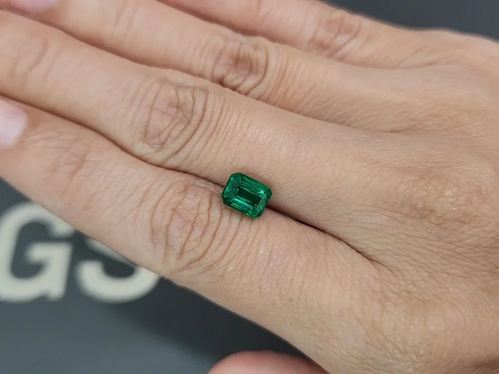 Émeraude taille octogonale vert vif 1,88 carat, Pakistan Image №2