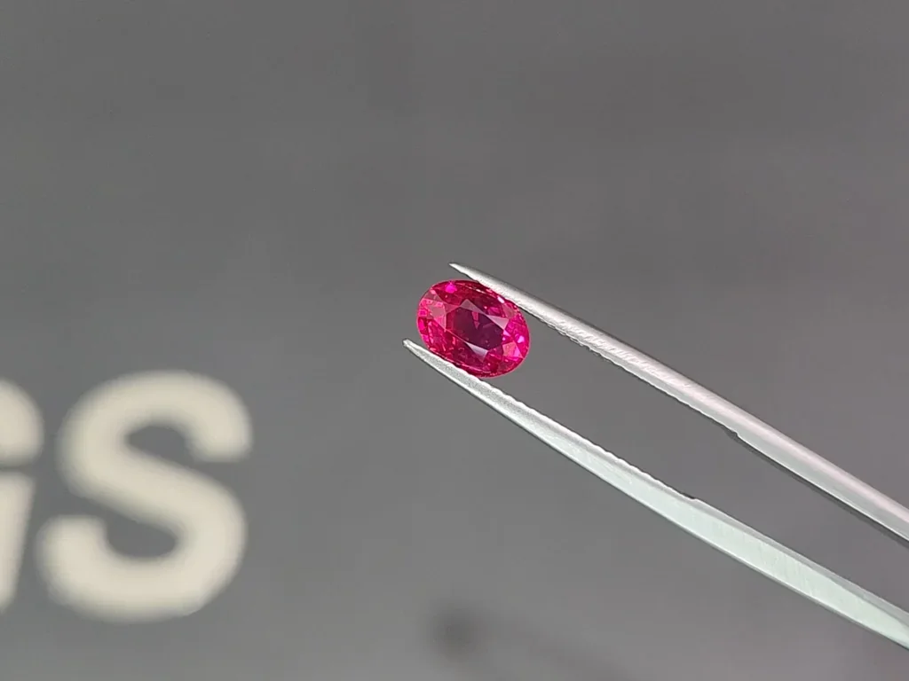 Unbeheizter intensiv roter rubin im ovalschliff 1,51 karats, Mosambik Image №3