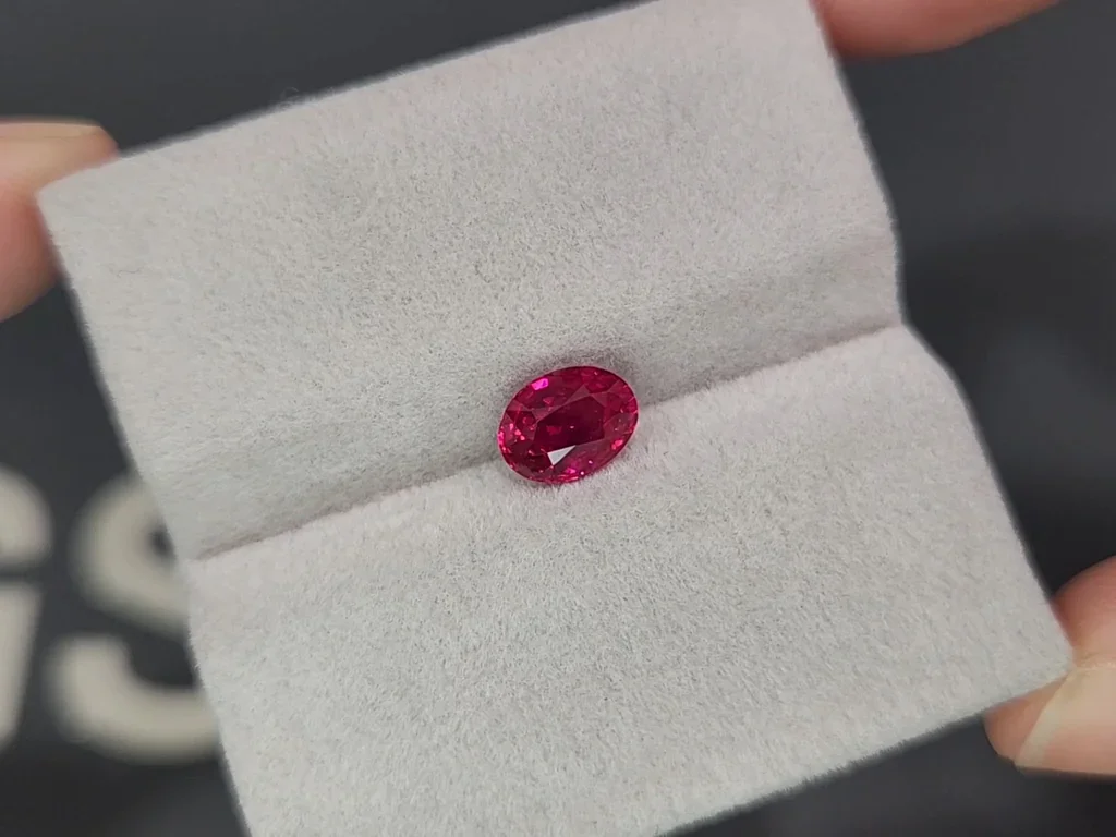 Unbeheizter intensiv roter rubin im ovalschliff 1,51 karats, Mosambik Image №4