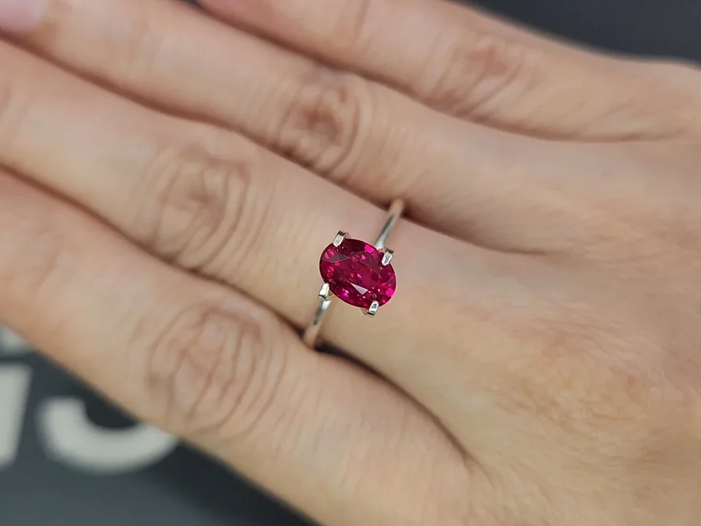 Unbeheizter intensiv roter rubin im ovalschliff 1,51 karats, Mosambik Image №5