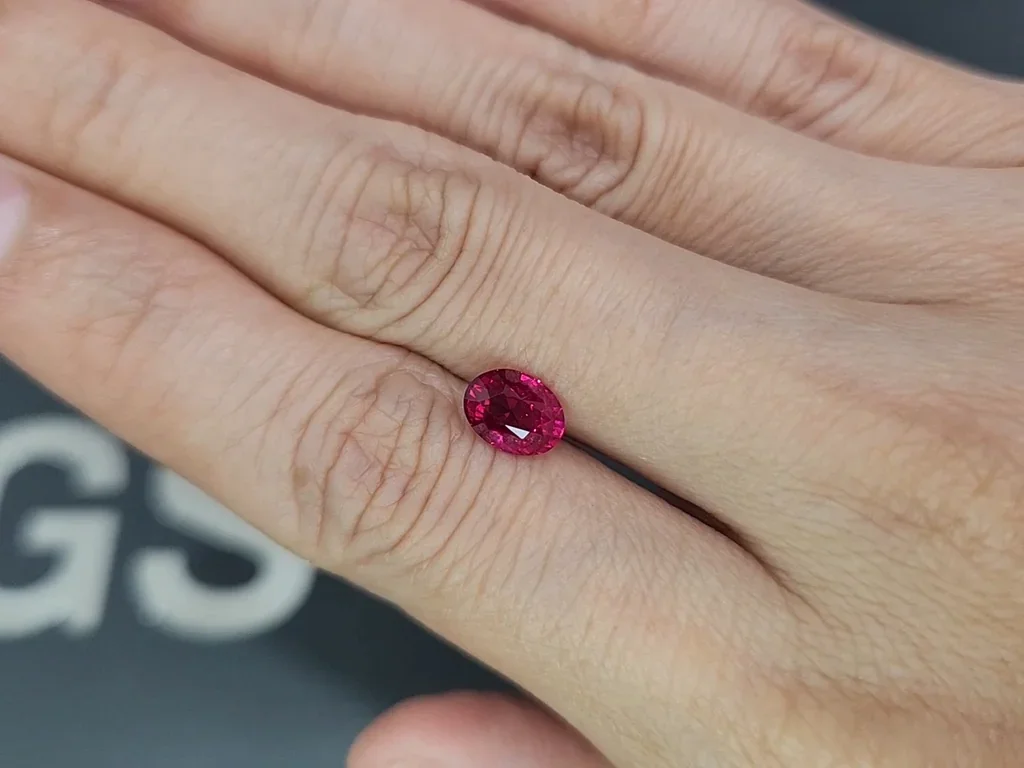 Unbeheizter intensiv roter rubin im ovalschliff 1,51 karats, Mosambik Image №2