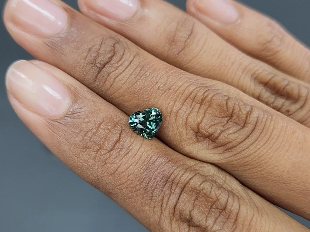 Zafiro verde azulado de talla corazón sin calentar de 1,42 ct, Madagascar Image №2