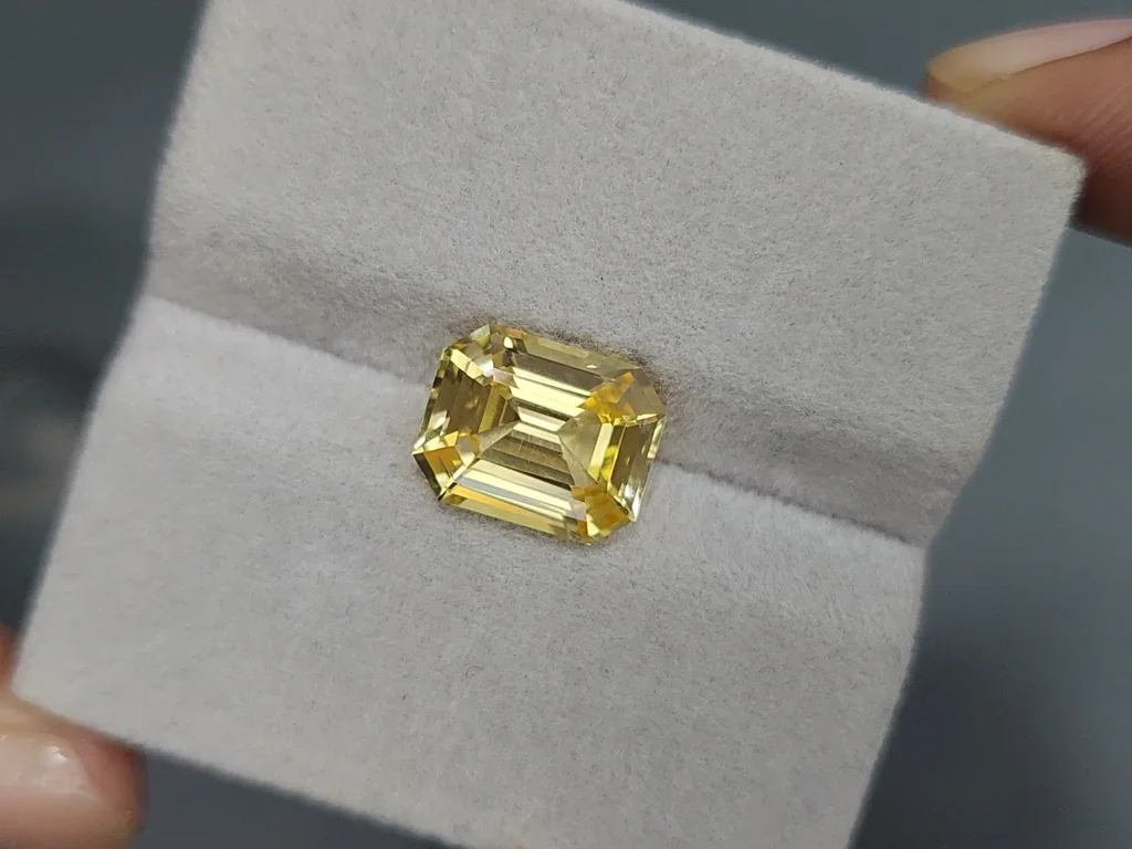 Unheated yellow sapphire octagon cut 5.03 carats, Sri Lanka Image №4