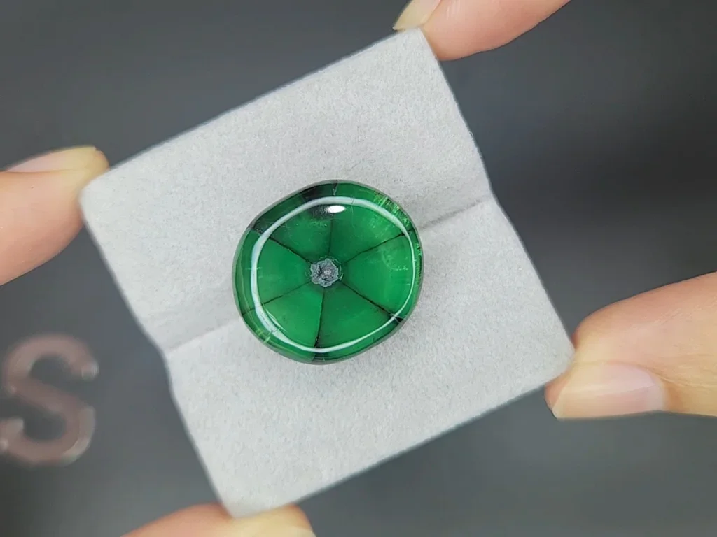 Großer leuchtend grüner trapiche smaragd im cabochonschliff 24,35 karats, Kolumbien Image №4