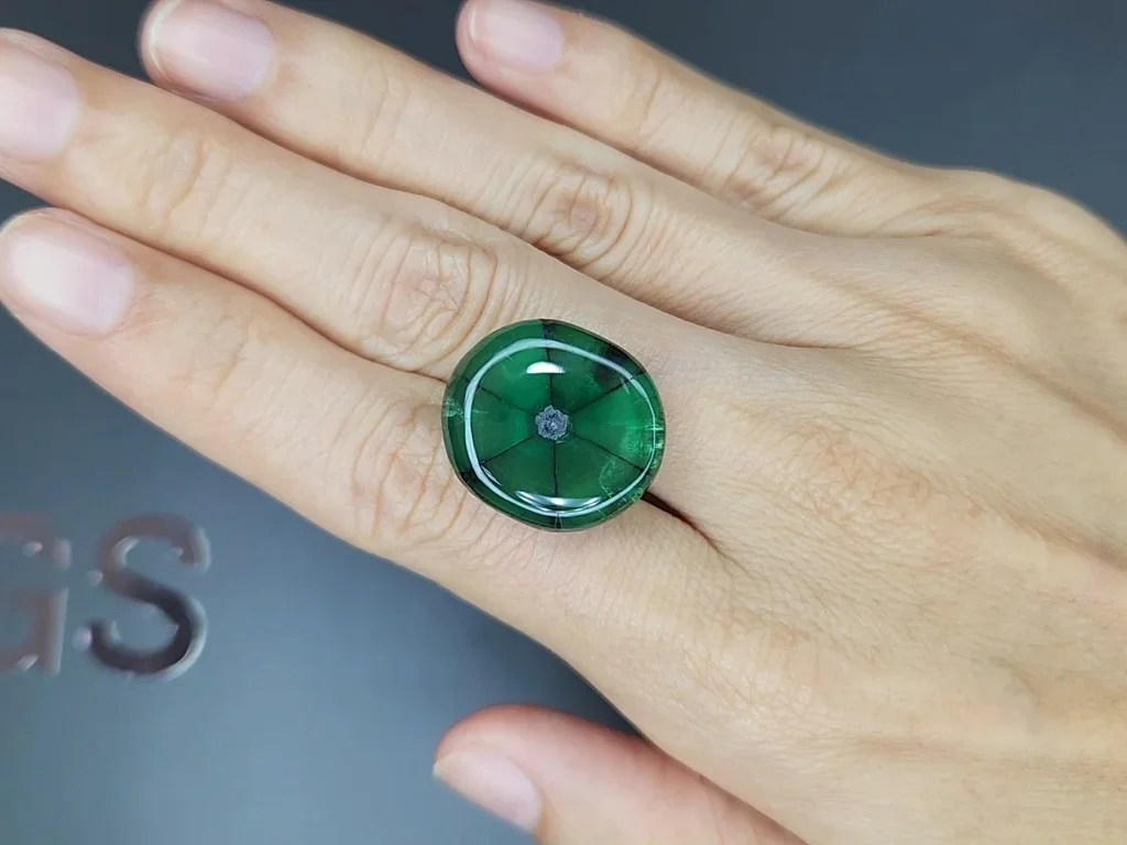 Großer leuchtend grüner trapiche smaragd im cabochonschliff 24,35 karats, Kolumbien Image №2