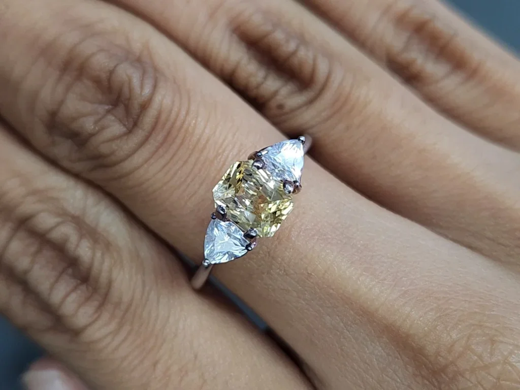 Saphir taille radiant jaune pastel non chauffé 1,20 ct, Sri Lanka Image №5