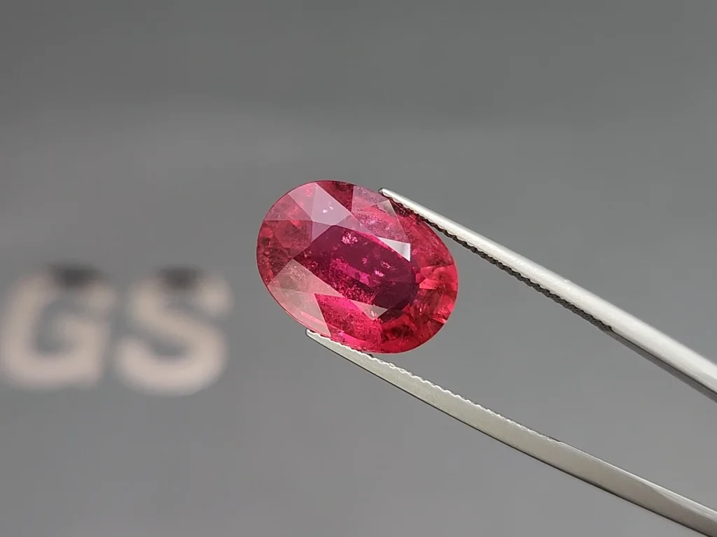 Tourmaline rubellite taille ovale de 8,14 carats, Africa Image №3