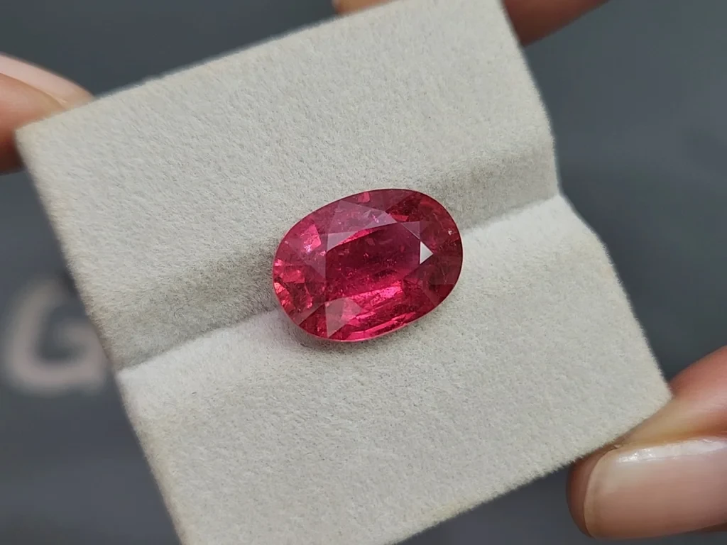 Tourmaline rubellite taille ovale de 8,14 carats, Africa Image №4