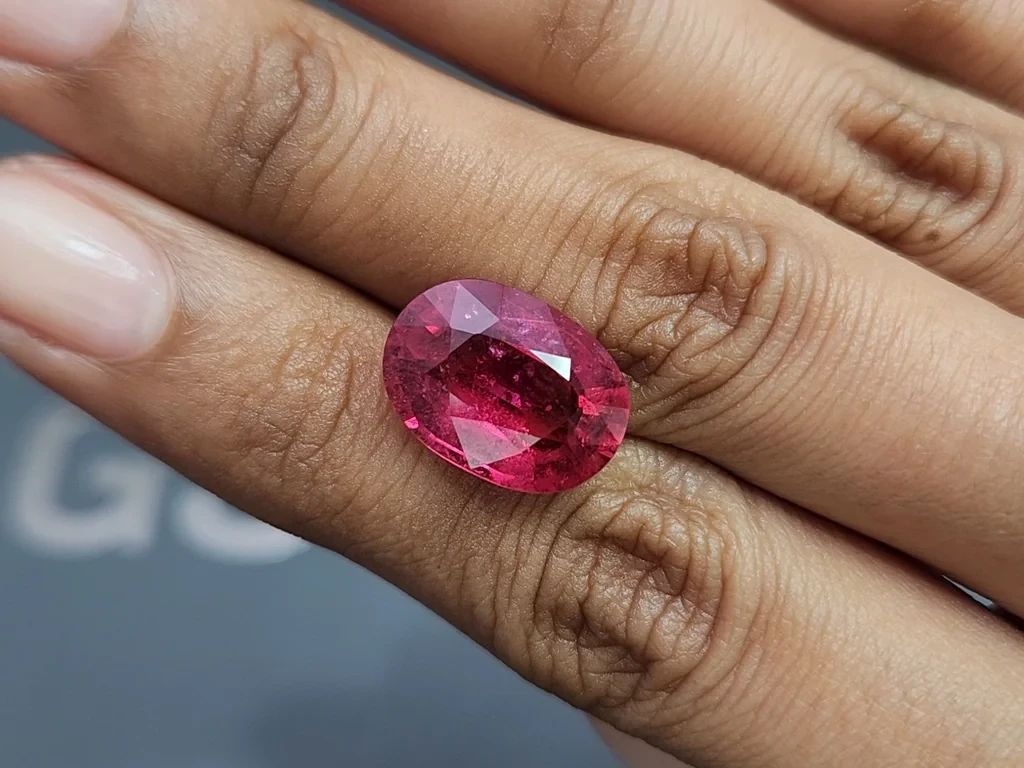 Tourmaline rubellite taille ovale de 8,14 carats, Africa Image №2