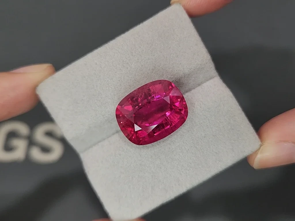 Une tourmaline rubellite rose vif de 14,63 carats, taille coussin, du Nigéria Image №4