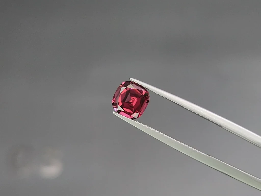 Garnet rhodolite cushion cut 1.66 carats, Madagascar Image №3