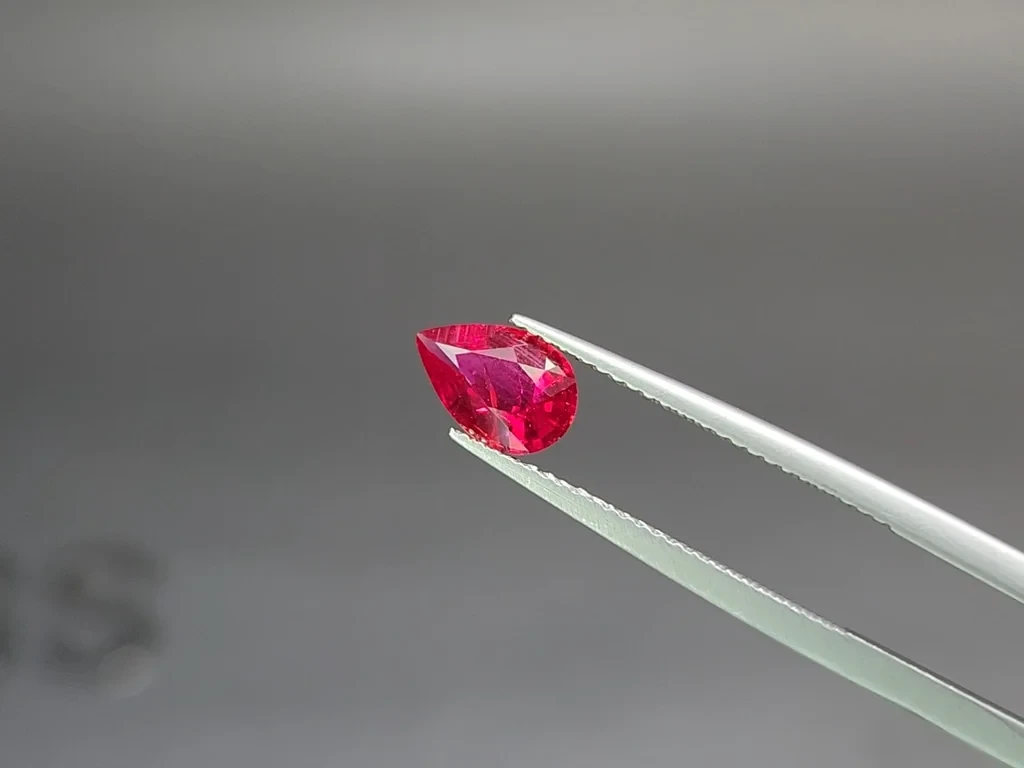 Unbehandelter Rubin Intense Red im birnen schliff 1,08 karat, Mosambik Image №3