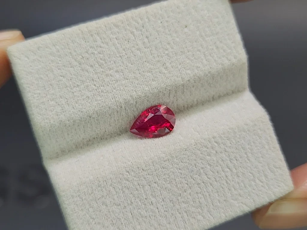 Unbehandelter Rubin Intense Red im birnen schliff 1,08 karat, Mosambik Image №4