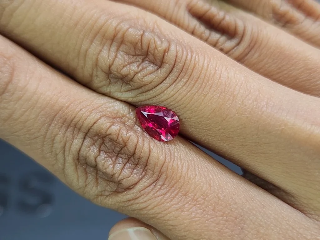 Unbehandelter Rubin Intense Red im birnen schliff 1,08 karat, Mosambik Image №2