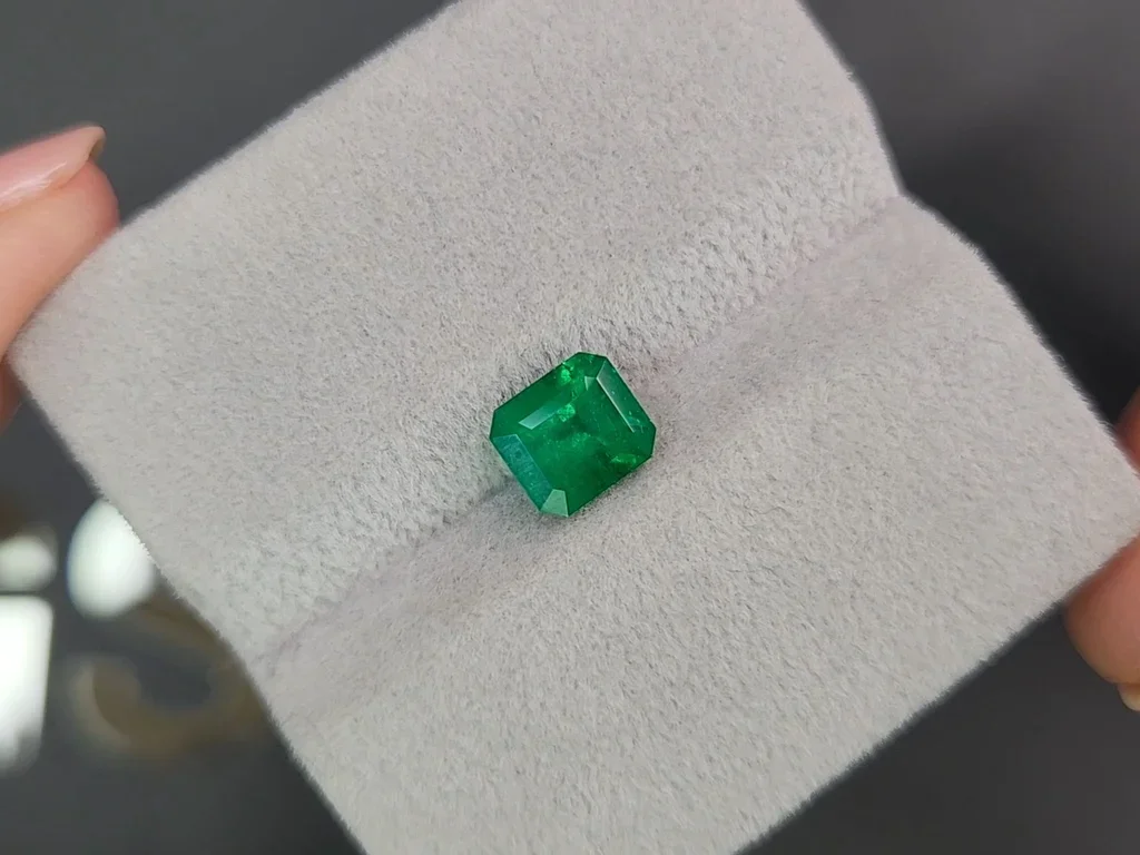 Vivid Green emerald octagon cut 1.25 ct, Colombia Image №4