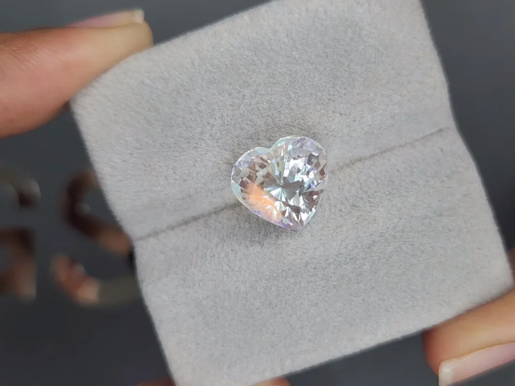 Moonstone in heart cut 5.19 carats, Madagascar Image №4
